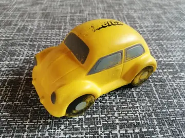 voiture jaune en mousse