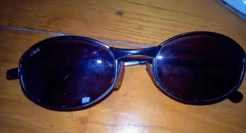 3 paires de lunettes de soleil