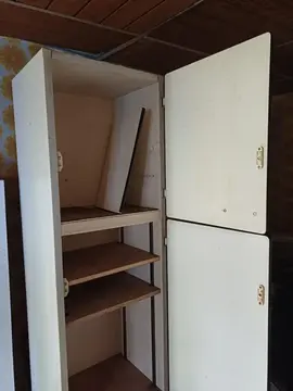 armoire vintage