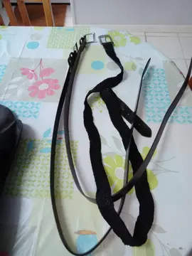 3 ceintures : 2 en cuir et 1 en toile