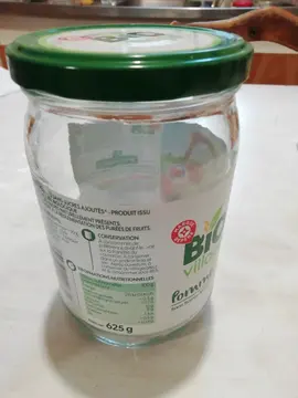 Bocaux et bouteilles vides et propres
