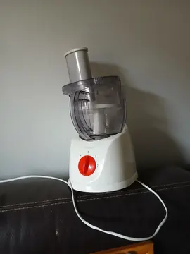 robot qui râpé et coupe