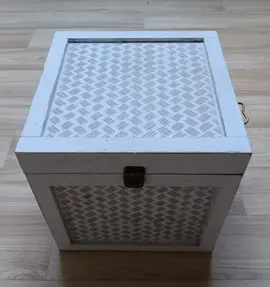 Petit coffre en bois blanc