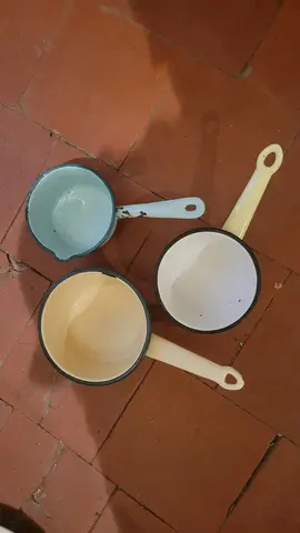 3 petites casseroles émaillées