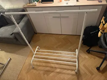 Portant à vêtements sur roulettes