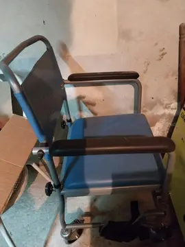 chaise percée