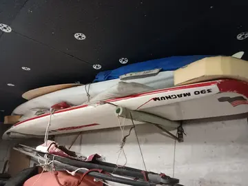 donne 2 planches à voile avec équipement : voiles, wishbones, dérives...