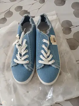 Baskets neuves peinture 38