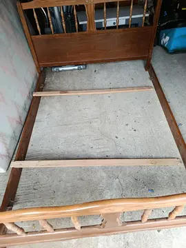Lit en bois avec sommier et matelas