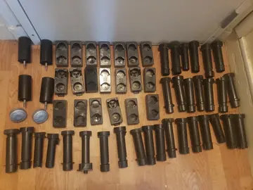 Lot de 55 pieds de meubles réglables