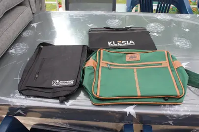 2 pochettes pub en tissus et un sac bandoulière