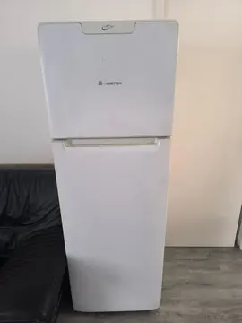 un frigo de marque Ariston