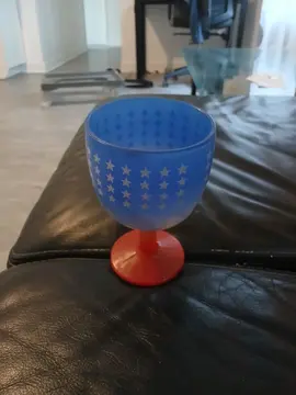 un verre avec des couleurs