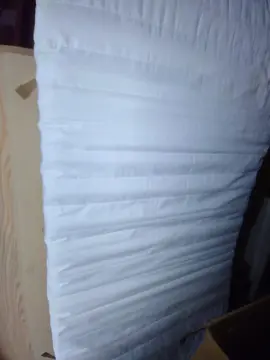 matelas dans sa housse de protection