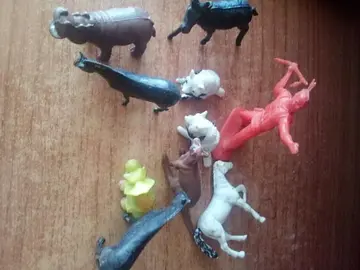 toutes petites figurines en plastique