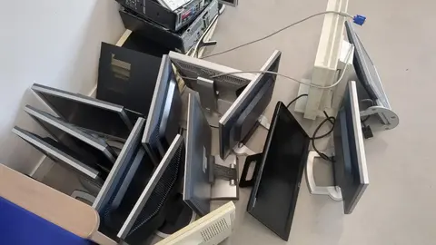 15 écrans+ prises