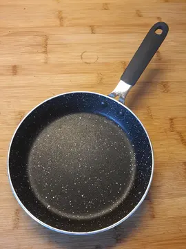 Poêle anti-adhésive neuve
