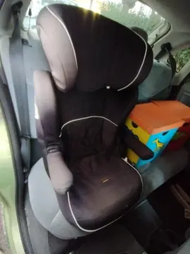 siège auto avec tablette et sécurité