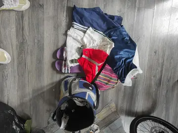 lot de vêtements jeune femme et autre