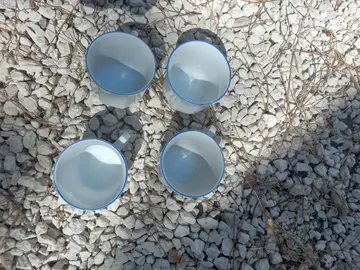 4 tasses en porcelaine blanche