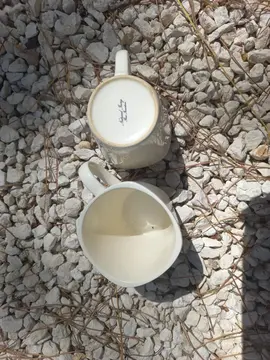 2 tasses à café blanches