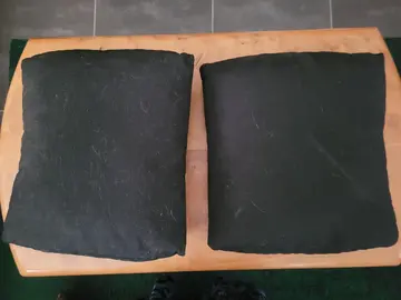 2 coussins noirs