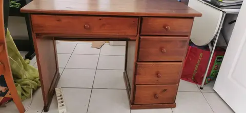 Bureau en pin pour enfant