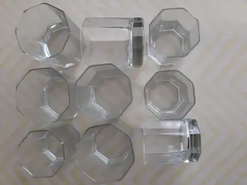 verres octogonaux taille variée