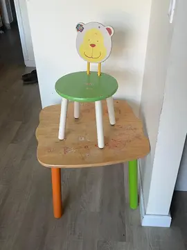table et deux chaises en bois moulin roty