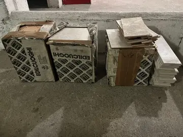 Nombreux morceaux de carrelage