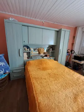 chambre avec lit pont et armoire