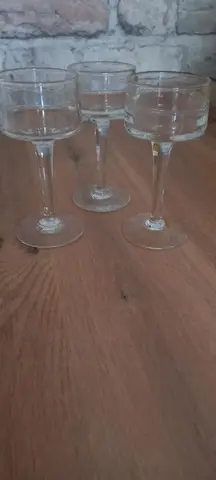 3 verres sur pied