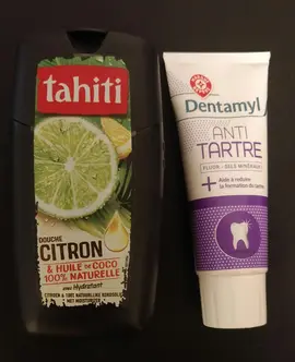 Divers produits d'hygiène (Gel douche, dentifrice, échantillon de parfum) + bougie