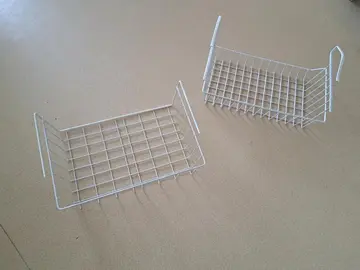 donnes 2 rangements pour mettre sous les étagères