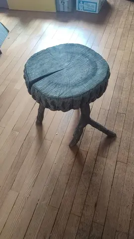 RÉSERVÉ Tabouret en bois original URGENT limite fin juillet