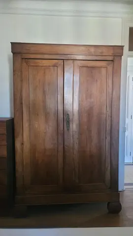 Armoire en bois massif