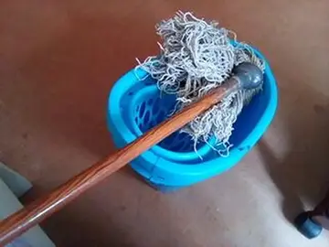 sceau de menage avec son balai à récurer