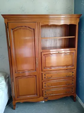 Armoire en bois massif