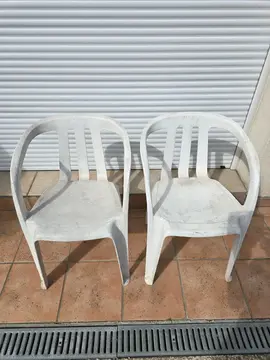 2 chaises en plastique