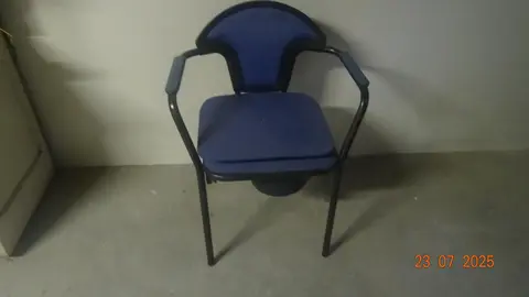 chaise percée pour toilette