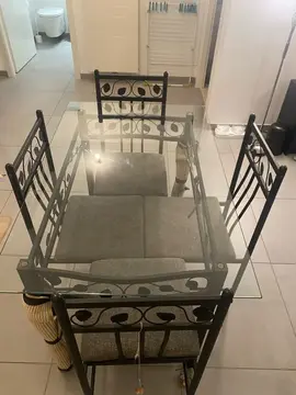 Table avec plateau en verre