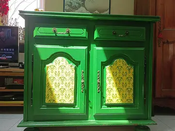 meuble en bois massif peint