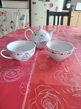 donnes théière et 2 tasses.