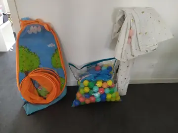 Donne jeux jouets / piscine à balles/ 2 tentes/ 1 sac de couchage/ un matelas gonflable pour enfant