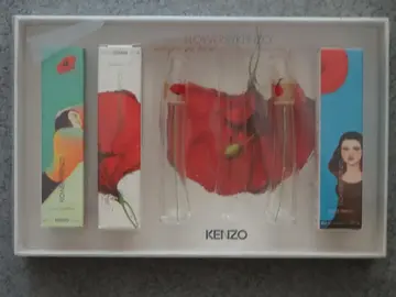 Flacons de parfum Kenzo vides