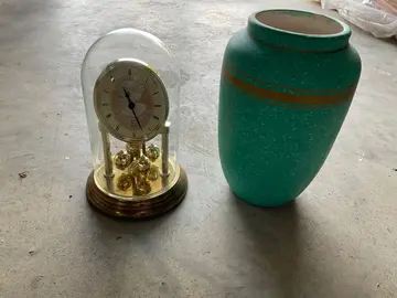 lot horloge et vase vert