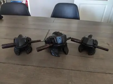 Statuettes crapeau en bois