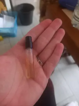 échantillon parfum je sais pas si sais pour homme ou femme mais je n 'aime pas du tous l' odeur et j