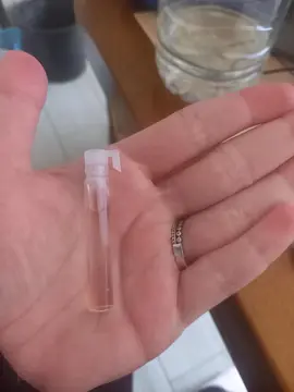 échantillon parfum je sais pas si sais pour homme ou femme mais je n 'aime pas du tous l' odeur et j
