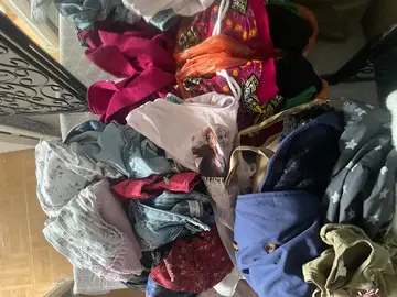 URGENT LOT TRENTAINE DE VETEMENTS ET CHAUSSURES FILLE 5-6 ANS TBE QUELQUE PIECES BON ETAT